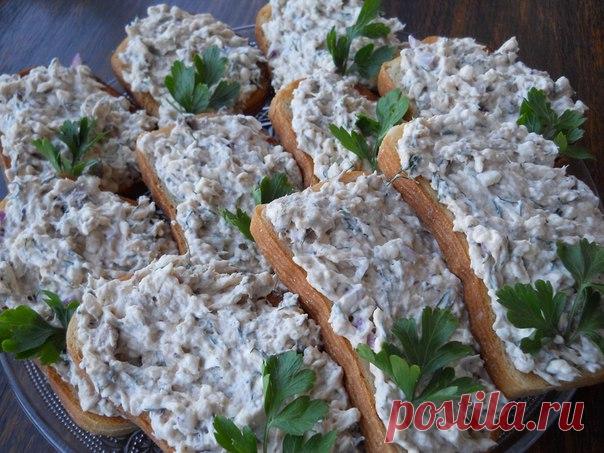 Гренки с начинкой из сардины. 

Ирина Логунова ( Кропива) 

Гренки готовим в тостере , мне так больше нравятся, чуть натираем чесночком и сверху начинка : 1 б сардин в собственном соку, 3 шт плавленного сыра Дружба фирмы Комо, пол головки красного лука, укроп, майонез. Консерву размять вилкой, плавленный сыр на крупную тёрку, лук мелко режем кубиком, укроп , соль если надо, чёрный молотый перец и заправляем майонезом. ​Приятного аппетита !!!​