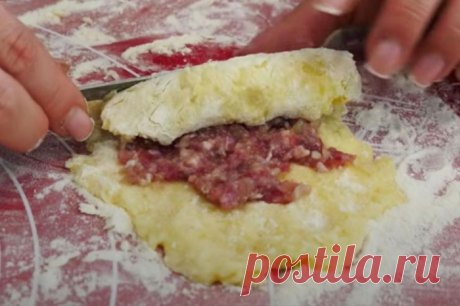 Оборачиваем фарш картошкой и жарим на сковороде