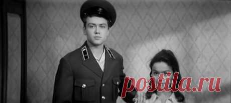 Вот почему на старых фотографиях руку клали на плечо. Никогда бы не додумался!  В фильме «Офицеры» есть замечательный момент, когда Егор Трофимов остается со своей девушкой Машей наедине и, чтобы развлечь ее, предлагает сфотографироваться. В итоге получился снимок, благодаря кот…