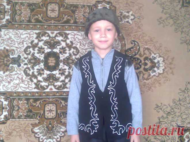 мой сынок в национальном казахском костюме