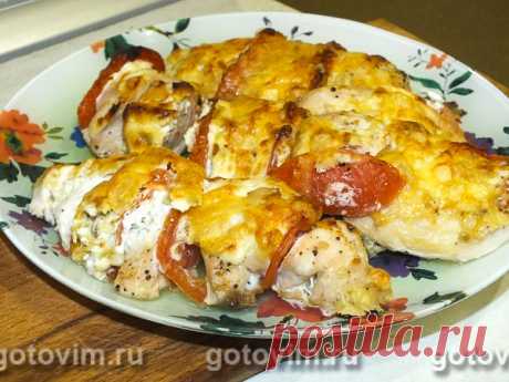 Куриное филе по-французски в духовке. Рецепт с фото Куриное филе по-французски в духовке готовится по тому же принципу, что и мясо по-французски из свинины. Перед запеканием филе нарезают небольшими кусочками и укладывают, чередуя с помидорами, в жаропрочную форму. Сыр в запеканку добавляют в самом конце. Куриное филе получилось мягким и сочным и  не требуют гарнира.