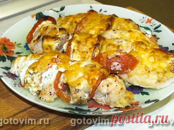 Куриное филе по-французски в духовке. Рецепт с фото Куриное филе по-французски в духовке готовится по тому же принципу, что и мясо по-французски из свинины. Перед запеканием филе нарезают небольшими кусочками и укладывают, чередуя с помидорами, в жаропрочную форму. Сыр в запеканку добавляют в самом конце. Куриное филе получилось мягким и сочным и  не требуют гарнира.