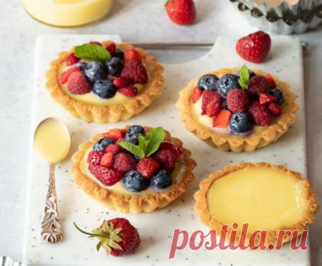 Тарталетки с заварным кремом и ягодами