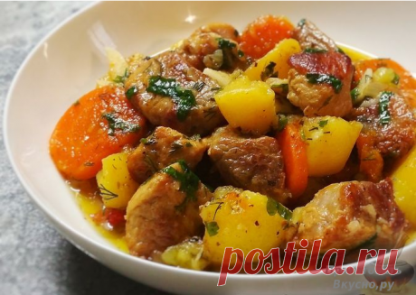 Жаркое по-деревенски, вкусный рецепт из свинины Жаркое по-деревенски – это простое, но вкусное блюдо, которое знакомо многим с детства. Главный ингредиент – свинина, которая обязательно должна быть отборной и свежей. Для того чтобы жаркое получилось особенно вкусным, нужно добавить много лука, моркови и свежих трав. В зависимости от региона, в
