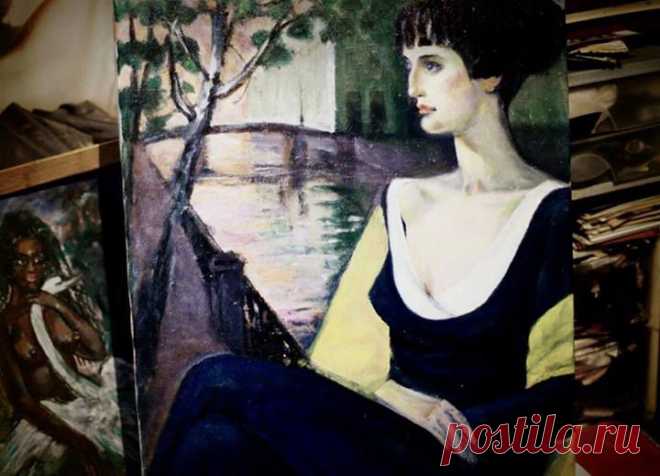 «Она произносила [стихи] ровным тихим голосом, как бы сообщая. Только в некоторых местах прорывалось исступление, тотчас умеряемое. Поздние магнитофонные записи чтения Ахматовой уже не передают этого впечатления. Голос ее с годами стал ниже и глуше, к тому же магнитофон сам по себе сгущает звук. Главное же в том, что стихи в этих записях текут беспорядочной вереницей, и это нарушает художественный эффект. Сохраняется только строгий ритмический рисунок авторского исполнения».