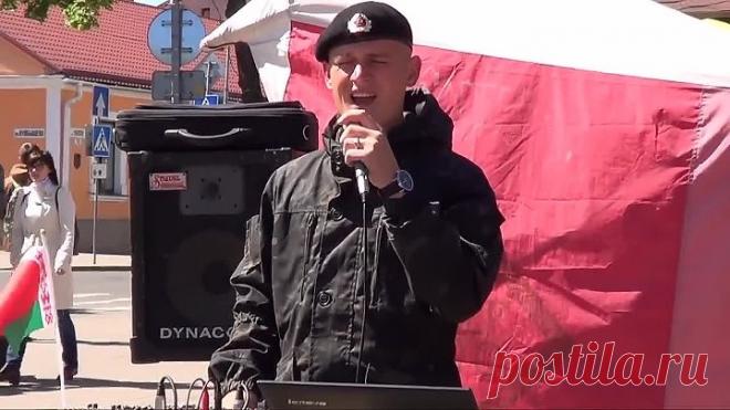 Как красиво поёт! Голос шикарный ❤ Жаль только на улице а не на сцене!