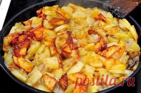 Жарим картошку правильно. С румяной корочкой.
.
Все любят жареный картофель, причём даже те, кто считает это блюдо вредным. Но хоть иногда можно побаловать себя вкусной румяной картошечкой? Есть несколько правил, которые помогут вам приготовить вкусный, поджаристый картофель.
Правило №1
Картофель после очистки и нарезки обязательно надо замочить в холодной воде. Вода должна быть холодной для того, чтобы вытянуть из корнеплода крахмал. 
Если вода будет горячей или тёплой, крахмал останется в корн