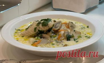Сливочный суп с курицей и грибами на сливках простой рецепт пошаговый Как сделать Сливочный суп с курицей и грибами на сливках простой рецепт домашний. Это не просто суп, а нечто невероятное : сливочный вкус, аромат от крылышек и грибное послевкусие. И простые блюда бывают особенно вкусными, такой суп захотят и мужья и дети😉 Готовьтесь варить добавку. на