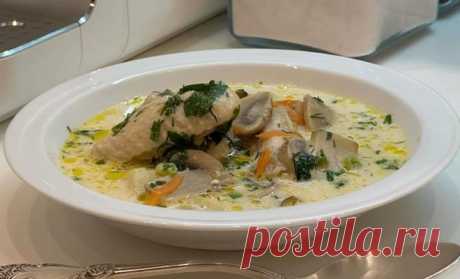 Сливочный суп с курицей и грибами на сливках простой рецепт пошаговый Как сделать Сливочный суп с курицей и грибами на сливках простой рецепт домашний. Это не просто суп, а нечто невероятное : сливочный вкус, аромат от крылышек и грибное послевкусие. И простые блюда бывают особенно вкусными, такой суп захотят и мужья и дети😉 Готовьтесь варить добавку. на
