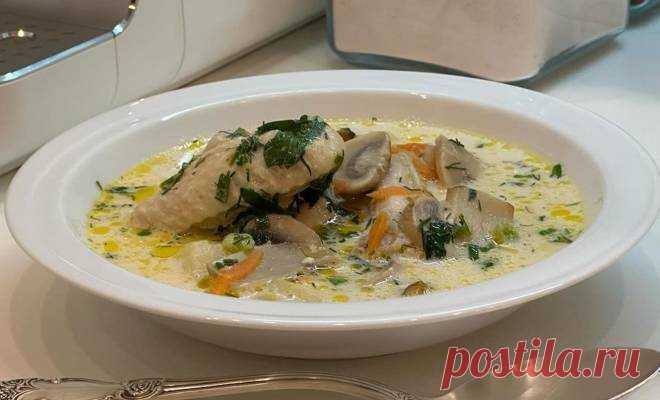 Сливочный суп с курицей и грибами на сливках простой рецепт пошаговый Как сделать Сливочный суп с курицей и грибами на сливках простой рецепт домашний. Это не просто суп, а нечто невероятное : сливочный вкус, аромат от крылышек и грибное послевкусие. И простые блюда бывают особенно вкусными, такой суп захотят и мужья и дети😉 Готовьтесь варить добавку. на