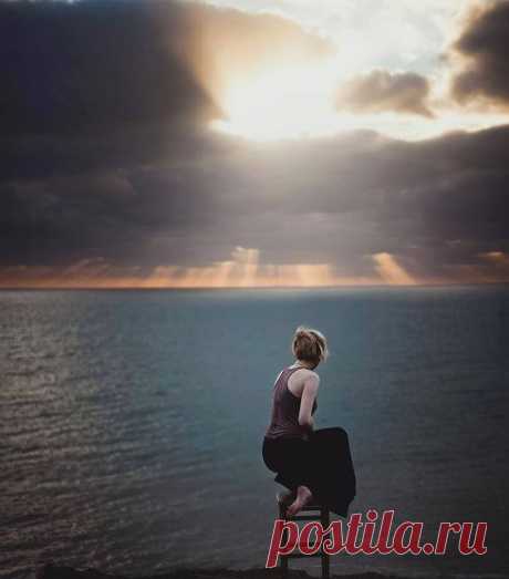 Հայացք առ երկինք 
Երկնային լազուրին նայելով՝ ուժ ստացած ես զորանում եմ... Կապույտով՝ հոգեպես խաղաղվում, արևով՝ ջերմանում, աստղերով՝ երազանքի գիրկն ընկնում, լուսնի հետ՝ խորհում ու զրույցի բռնվում: Իսկ ահա Աստծո շնորհիվ բարեխոսական խնդրաք-աղոթքի բռնվում նրանց հետ, ովքեր արդեն երկնքում են... Մեծ ուժ ու հզոր էներգետիկա կա անծայրածիր երկնքում... ...
Կյանքը - երգի, երկնքի՛ պես անհո՛ւն, անհո՛ւն, - Կյանքը - կորած աստղերի՛ պես հազարանուն: Կյանքը - կրակ ճահիճներում` կա ու չկա, -