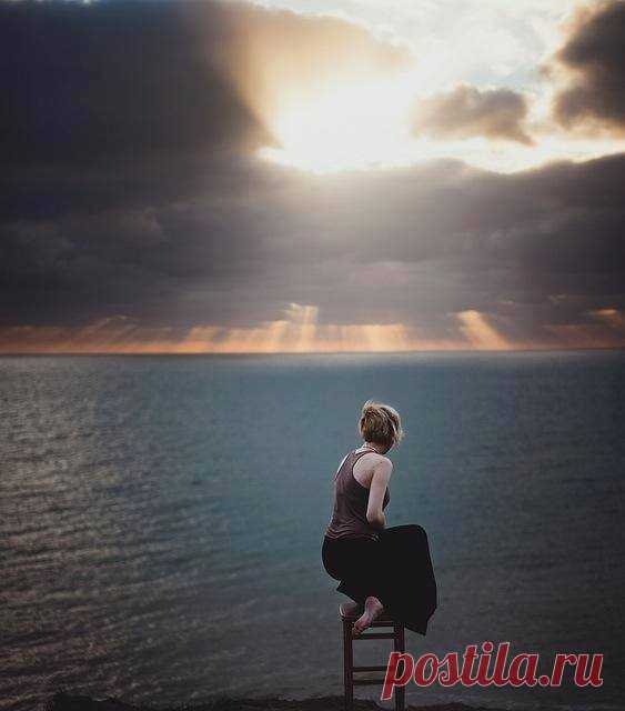 Հայացք առ երկինք 
Երկնային լազուրին նայելով՝ ուժ ստացած ես զորանում եմ... Կապույտով՝ հոգեպես խաղաղվում, արևով՝ ջերմանում, աստղերով՝ երազանքի գիրկն ընկնում, լուսնի հետ՝ խորհում ու զրույցի բռնվում: Իսկ ահա Աստծո շնորհիվ բարեխոսական խնդրաք-աղոթքի բռնվում նրանց հետ, ովքեր արդեն երկնքում են... Մեծ ուժ ու հզոր էներգետիկա կա անծայրածիր երկնքում... ...
Կյանքը - երգի, երկնքի՛ պես անհո՛ւն, անհո՛ւն, - Կյանքը - կորած աստղերի՛ պես հազարանուն: Կյանքը - կրակ ճահիճներում` կա ու չկա, -