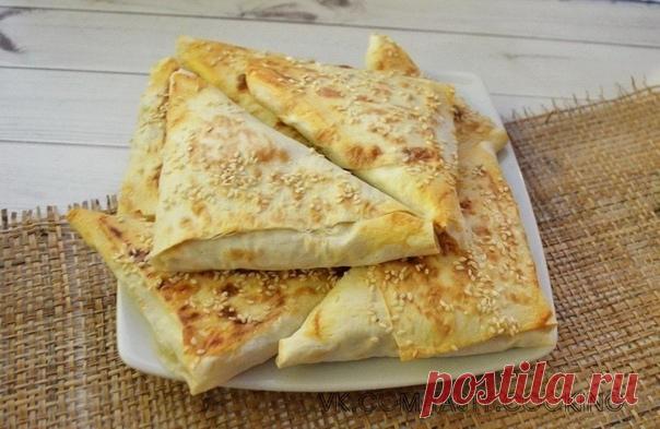 ТВОРОГ В ЛАВАШЕ - ОТЛИЧНАЯ ИДЕЯ!
Быстро и очень вкусно!!!
Ингредиенты:

Творог — 200 г
Лаваш (тонкий) — 2 шт.
Банан — 1 шт.
Яблоки — 2 шт.
Сметана — 2 ст. л.
Корица — по вкусу
Ванилин — по вкусу
Кунжут — 1 ст. л.

Приготовление:

1. Банан и яблоки потереть на крупной терке, добавить корицу и ванилин. Добавить творог. Хорошо перемешать.
2. Лаваши порезать полосками каждый на 4 штуки. На уголок выложить начинку, свернуть треугольником, пока не закончится полоска.
3. Обжарить...