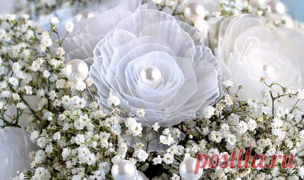 Нежные цветочки из пластиковых яичных лотков