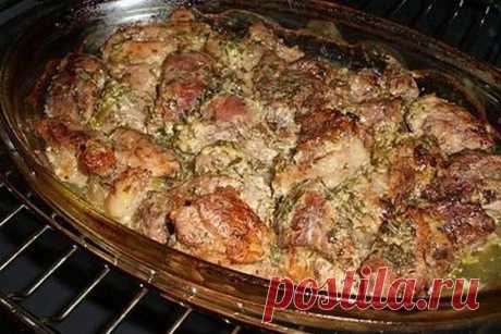 Нежнее мяса вы не пробовали — ароматное мясо по-грузински!

Это ни чем не хуже шашлыка на природе — мясо в духовке или мясо по-грузински! Давно искала такой рецепт, мясо получилось сочное и мягкое…

Грузинская кухня — кладезь удачных рецептов приготовления мяса. Это касается не только шашлыка, но и других мясных блюд, которые готовятся дома.

Предлагаем запечь в духовке мясо по-грузински. Благодаря маринаду с соком лимона, блюдо получается мягким и сочным. Свежие травы и с...