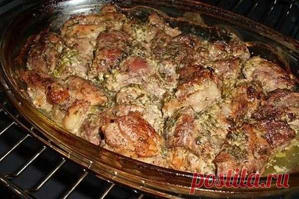 Нежнее мяса вы не пробовали — ароматное мясо по-грузински!

Это ни чем не хуже шашлыка на природе — мясо в духовке или мясо по-грузински! Давно искала такой рецепт, мясо получилось сочное и мягкое…

Грузинская кухня — кладезь удачных рецептов приготовления мяса. Это касается не только шашлыка, но и других мясных блюд, которые готовятся дома.

Предлагаем запечь в духовке мясо по-грузински. Благодаря маринаду с соком лимона, блюдо получается мягким и сочным. Свежие травы и с...