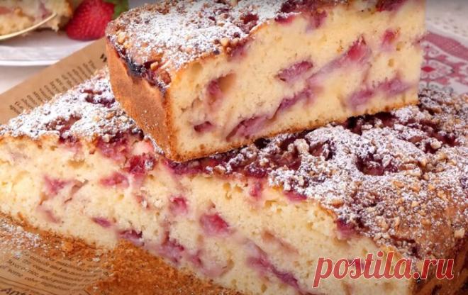 Мягкий и нежный клубничный пирог на молоке. Рецепт на скорую руку