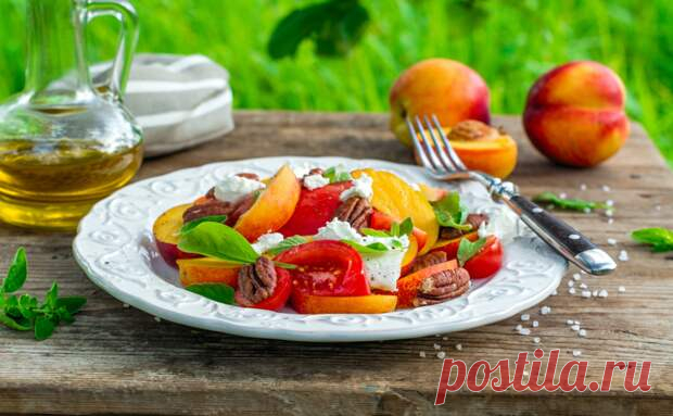 5 салатов с персиками: настоящий вкус лета - БУДЕТ ВКУСНО! - медиаплатформа МирТесен Спелые сочные персики хороши сами по себе. Но в последнее время кулинары всего мира предлагают делать с персиками не только десерты или варить варенье, но и использовать этот фрукт и в салатах. Предлагаю вам подборку из 5 простых рецептов салатов с персиками. Даже если вы никогда не делали такие