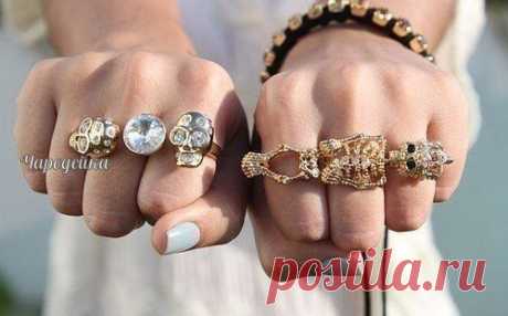 НА КАКОЙ ПАЛЕЦ ОДЕВАЕТСЯ КОЛЬЦО?
Корректируем женскую судьбу.
=================================
Женщины издревле склонны носить украшения
И в природе женщине присуще стремление к красоте.
Но не многие знают, что надевая на себя украшения, вы запускаете мощные программы, которые могут улучшить вашу судьбу, а могут и существенно испортить вам жизнь.. От того, на какой палец одевается кольцо, зависит его воздействие на нашу судьбу.

Я хочу поделиться с вами информацией, котор...