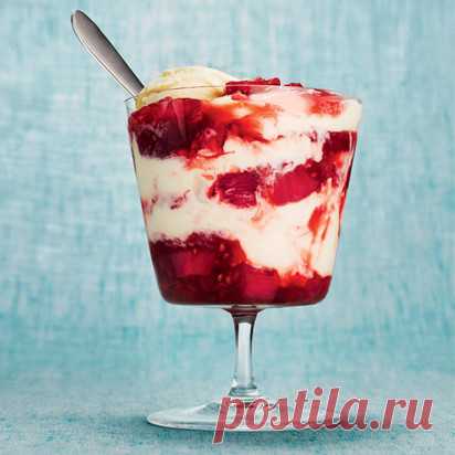 Парфе с ревенем | Секреты.нет Ингредиенты: Малина — 1,5ст. Вода — 0,5ст. Ревень нарезанный — 3ст. Сахар — 0,5ст. Для подачи : Мороженое — по вкусу Йогурт — по вкусу Взбитые сливки — по вкусу Способ приготовления: Приготовьте легкий соус-пятиминутку из 3 ст. нарезанного ревеня и 1,5ст. малины. Добавьте по 0.5ст. воды и сахара , доведите до кипения, убавьте огонь