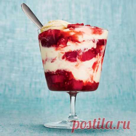 Парфе с ревенем | Секреты.нет Ингредиенты: Малина — 1,5ст. Вода — 0,5ст. Ревень нарезанный — 3ст. Сахар — 0,5ст. Для подачи : Мороженое — по вкусу Йогурт — по вкусу Взбитые сливки — по вкусу Способ приготовления: Приготовьте легкий соус-пятиминутку из 3 ст. нарезанного ревеня и 1,5ст. малины. Добавьте по 0.5ст. воды и сахара , доведите до кипения, убавьте огонь