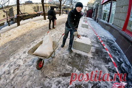 В России введен налог на снег и дождь В России ввели налог за выпадение осадков в виде дождя и снега. Соответствующий сбор появился в Еврейском автономном округе. Новую строку в счета по водоотведению включил МУП "Водоканал".Потребителям …