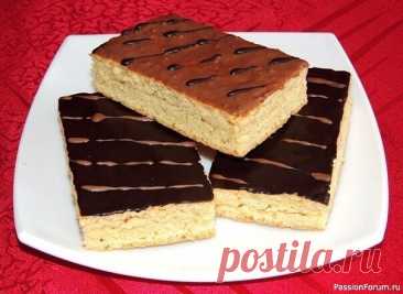 Школьное пирожное 3 стакана муки1 стакан сахара250 гр маргарина2 яйца100 мл молокапакетик разрыхлителя50 гр джемаШоколадная глазурьМаргарин растереть в крошку с мукой, сахаром и разрыхлителем.Добавить молоко и яйца. Замесить тесто, если получилось жидкое, то добавить еще муку. Раскатать все тесто по форме...