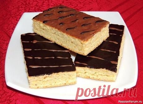 Школьное пирожное 3 стакана муки1 стакан сахара250 гр маргарина2 яйца100 мл молокапакетик разрыхлителя50 гр джемаШоколадная глазурьМаргарин растереть в крошку с мукой, сахаром и разрыхлителем.Добавить молоко и яйца. Замесить тесто, если получилось жидкое, то добавить еще муку. Раскатать все тесто по форме...