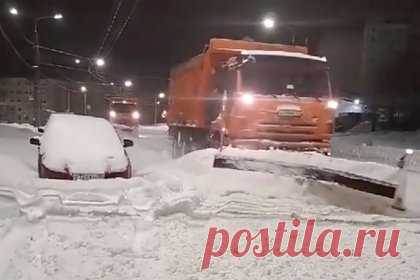 В российском городе ввели режим ЧС. В Петрозаводске ввели режим чрезвычайной ситуации (ЧС) из-за сильной метели, накрывшей город. Об этом сообщила глава Петрозаводского городского округа Инна Колыхматова на своей странице во «ВКонтакте». В первую очередь аварийные службы займутся расчисткой основных магистралей.