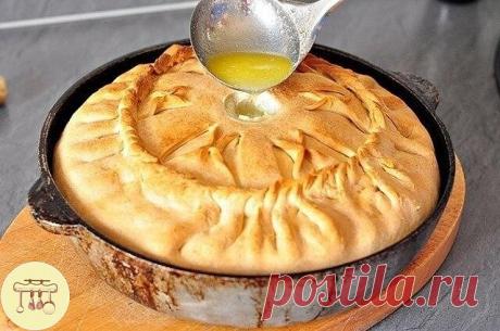 ПИРОГ С КАРТОФЕЛЕМ И МЯСОМ.
ИНГРЕДИЕНТЫ:
Тесто пресное:
● Сметана - 200 гр.,
● Кефир (йогурт) - 150 гр.,
● Яйцо - 1 шт.,
● Растительное масло - 1 ст.л.,
● Сливочное масло - 150 гр.,
● Соль - 0,5 ч.л.,
● Сода чайная - 1 ч.л.,
● Мука - 700 гр.
Для начинки:
● Мясо с жирком - 1,5 кг.,
● Картофель - 1,5 кг.,
● Лук репчатый - 2 шт.(крупный),
● Соль - 0,5 ст.л.,
● Перец черный молотый - по вкусу
● Бульон для вливания в пирог - 1 стакан
ПРИГОТОВЛЕНИЕ:
1. Для теста: В чашке сме...