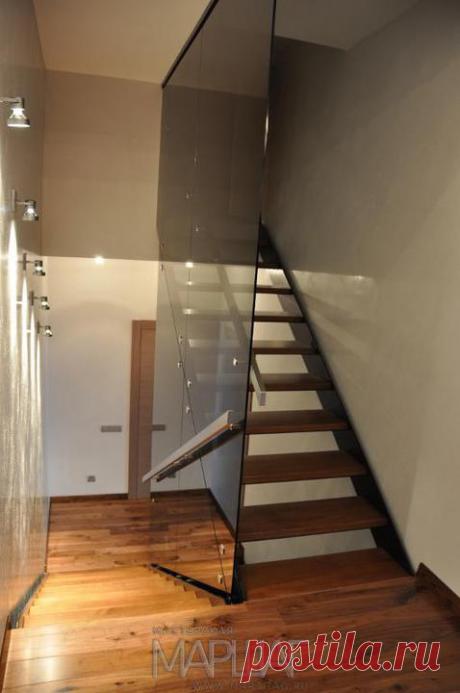 Изготовление лестниц, ограждений, перил Маршаг – Лестница из самонесущего стекла тетивная