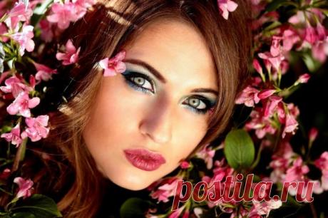 Как изменились тренды макияжа за 5 лет: от дерзких стрелок до нежного нюда – видео