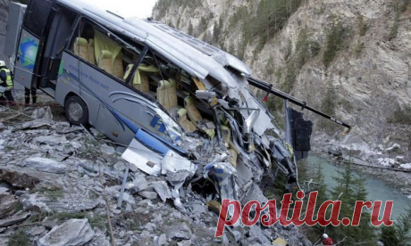 В Перу автобус с пассажирами полетел в пропасть — 12 погибших
