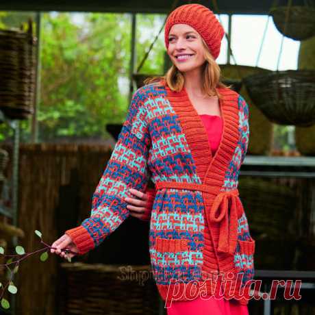Яркий кардиган без застежки, с поясом и карманами, отделан по краям широкой резинкой и связан спицами чередованием узора со снятыми петлями с жаккардовым узором. В комплекте вязаная шапочка в цвет.