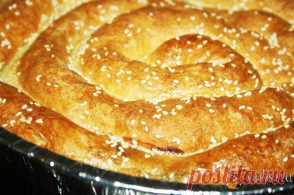 Пирог "Улитка" Пирог "Улитка" - ароматная, румяная, сытная и очень вкусная домашняя выпечка, которая подойдет и для будней и для праздников, а что самое важное - не займет много времени и сил, ведь пирог этот элементарно прост в исполнении, да и с начинками - огромное пространство для фантазии...