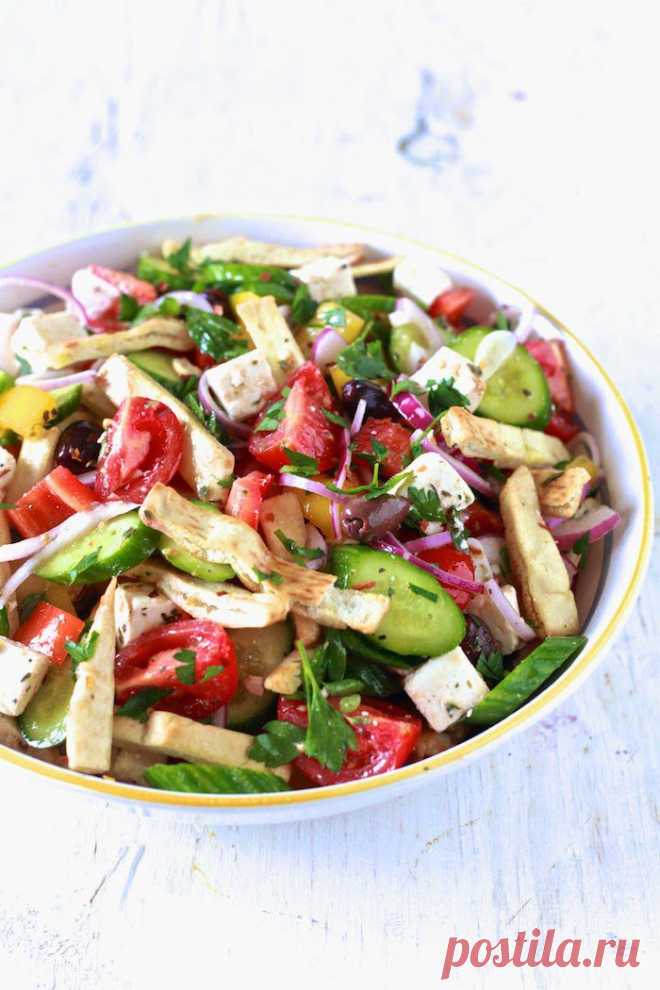 InVkus: Панцанелла.

Есть рецепты, которые очаровательны в своей простоте и гениальности. Панцанелла - один из них. Это изобретение итальянских синьор, который могут вкусно накормить всех членов семьи не выходя за рамки бюджета. Помимо аппетитных летних овощей в этом рецепте участвует хлеб, который любо уже потерял мягкость со временем, либо подсушенный при помощи сковородки или духовки (для тех, кто не боится жары). В общем, вкусно!