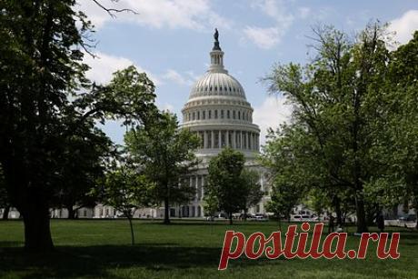В США приняли законопроект о повышении потолка госдолга. Палата представителей Конгресса США приняла законопроект республиканцев о повышении потолка госдолга с одновременным сокращением бюджетных расходов. 217 конгрессменов поддержали проект закона, тогда как 215 членов палаты представителей выступили против. Теперь документ направляется в сенат.