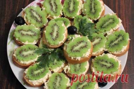 Бутерброды с чесночной намазкой и киви — Домашняя кулинария