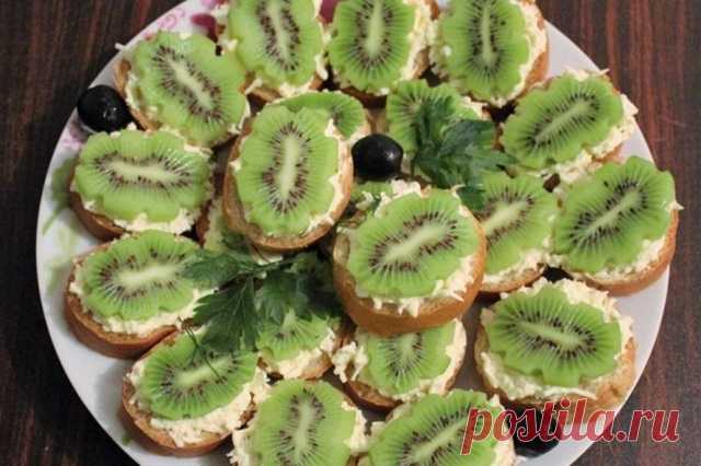 Бутерброды с чесночной намазкой и киви — Домашняя кулинария