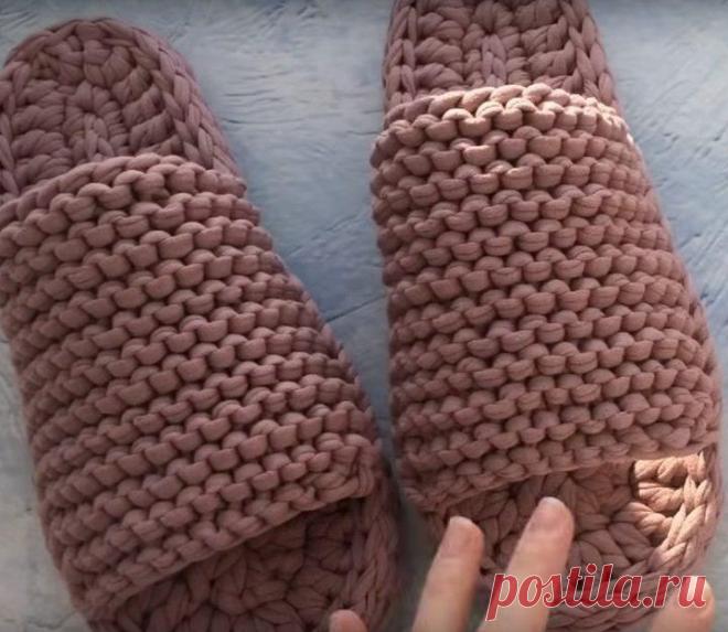 Вяжем тапочки с двойной подошвой из трикотажной пряжи Вяжем тапочки с двойной подошвой из трикотажной пряжиТапочки – есть почти в каждом доме. Приятно вернуться с работы и переобуться во что-то мягкое и удобное. Отличным вариантом могут стать вязаные тап...