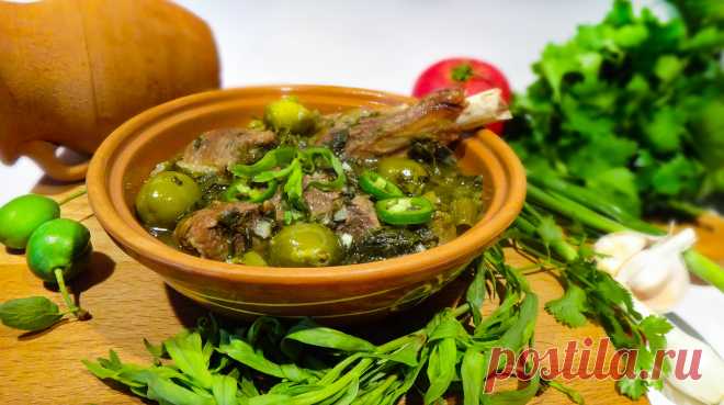 Чакапули (Chakapuli ) - Тушеное молодое мясо барашка с зеленью тархуна, петрушки, кинзы, зеленого лука в белом вине с добавлением ткемали – национальное грузинское блюдо. Сочное мясо в ароматном кисловатом густом соусе принято подавать на большие праздники и готовить из молодой баранины или телятины.