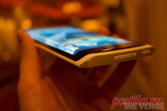 Samsung выпустит смартфон с трехсторонним дисплеем / Hi-Tech.Mail.Ru