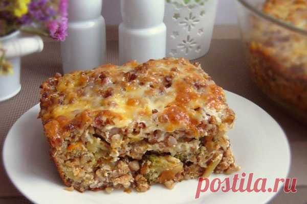 Гречневая запеканка с фаршем и овощами
Сытная, ароматная запеканка с гречкой, брокколи, цветной капустой и сыром!