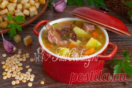 Гороховый суп с копченостями Рассказать, как приготовить вкусный и ароматный гороховый суп с копченостями? Чаще всего этот наваристый и сытный суп варят с ребрышками, но мы еще добавим варено-копченой грудинки - будет еще вкуснее.