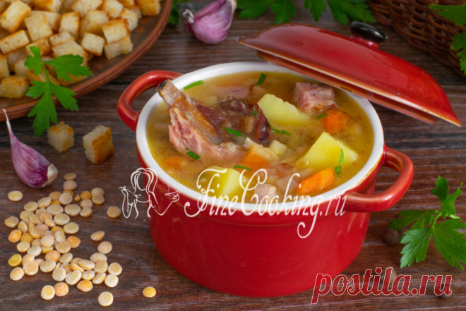 Гороховый суп с копченостями Рассказать, как приготовить вкусный и ароматный гороховый суп с копченостями? Чаще всего этот наваристый и сытный суп варят с ребрышками, но мы еще добавим варено-копченой грудинки - будет еще вкуснее.