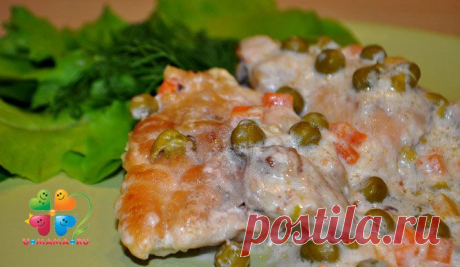 Рецепты для мультиварки. Курица с горошком в сметанном соусе / Мясные блюда
