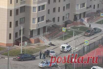 В Подмосковье школьница попыталась сделать селфи и выпала с пятого этажа. В подмосковном Раменском школьница попыталась сделать селфи в недостроенном здании на Северном шоссе, неудачно повернулась и выпала с пятого этажа. Спасти девочку прибывшим медикам не удалось. По сведениям очевидцев, все произошло неподалеку от здания гимназии. Полиция проводит проверку.