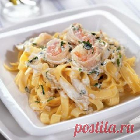 Фетуччине с креветками в сливочном соусе

Ингредиенты:

Сырые королевские креветки — 8 шт.
Петрушка — по вкусу
Чеснок — 2 зубчика
Зеленый лук — 4 стебля
Соль — по вкусу
Оливковое масло — 2 ст. л.
Фетуччине — 250 г
Лимон — 0,5 шт.
Сливки жирностью 30% — 120 мл
Лук репчатый — 1 шт.
Сухое белое вино — 150 мл

Приготовление:

1. Опустить фетуччине в кипящую подсоленную воду. Дать закипеть, варить 3–4 минуты. Откинуть на дуршлаг.
2. Лук и чеснок очистить, измельчить. В кастрюле...