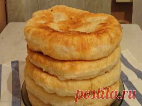 ПЫШНЫЕ ЛЕПЁШКИ НА КЕФИРЕ С НАЧИНКОЙ: вкусно и быстро 

Такими пышными лепешками частенько баловала меня бабушка, пекла их каждую неделю. Как же сложно было дождаться, пока они хоть немного остынут… Сейчас я готовлю такие лепешки для своих родных, чему они несказанно рады! 

ИНГРЕДИЕНТЫ ДЛЯ ТЕСТА: 
500 мл кефира любой жирности 
1 ч. л. соды 
1 яйцо 
2 ст. л. растительного масла 
500–550 г муки 
50 г сливочного масла 
соль по вкусу 

ИНГРЕДИЕНТЫ ДЛЯ НАЧИНКИ (НА ВЫБОР):сосиск...
