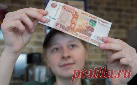 Пятитысячные купюры заняли треть оборота наличных в 2021 году. Доля купюр номиналом 5 тыс. руб. в прошлом году составила ровно треть от общего оборота банкнот, следует из статистики Банка России.